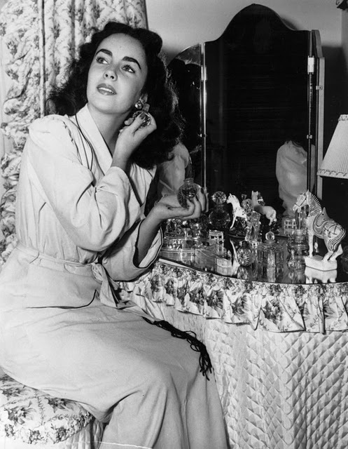 Elizabeth-Taylor-vintage-vanity-perfume+dressing+table_large